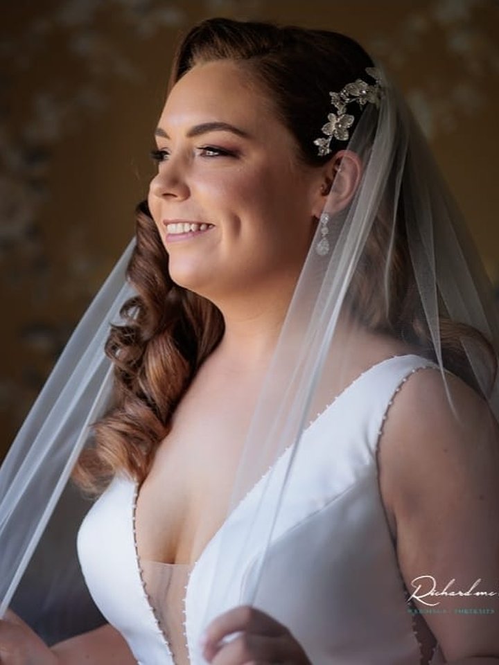 Bridal makeup and veil styling by Beautilicious Beauty Salon